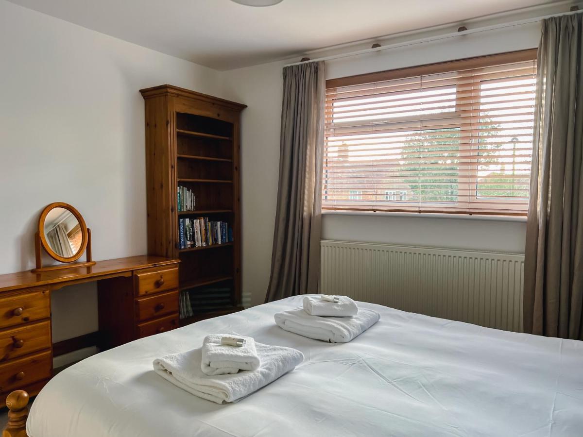 Вілла Bright & Cosy - Jacuzzi - Log Burner - King Beds Tangmere Екстер'єр фото