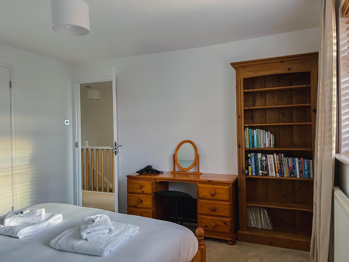 Вілла Bright & Cosy - Jacuzzi - Log Burner - King Beds Tangmere Екстер'єр фото
