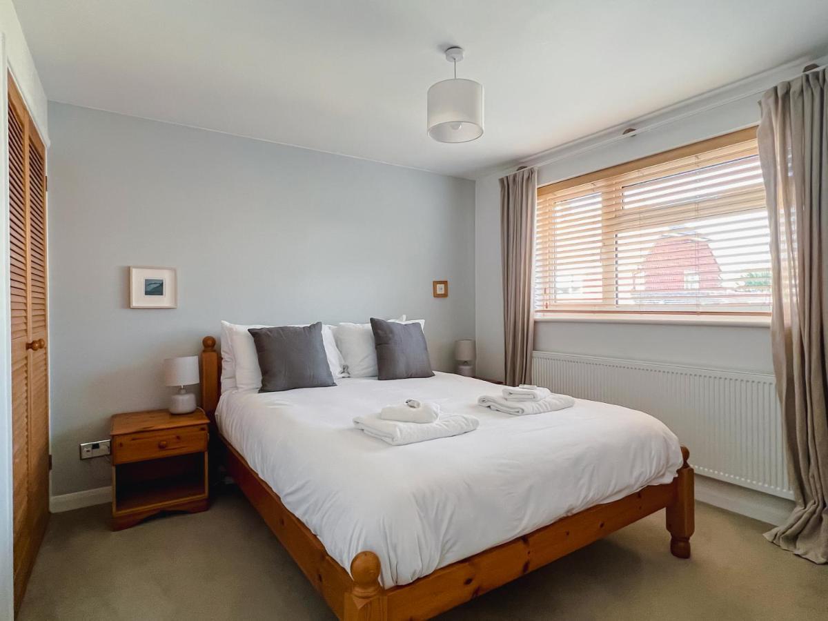 Вілла Bright & Cosy - Jacuzzi - Log Burner - King Beds Tangmere Екстер'єр фото