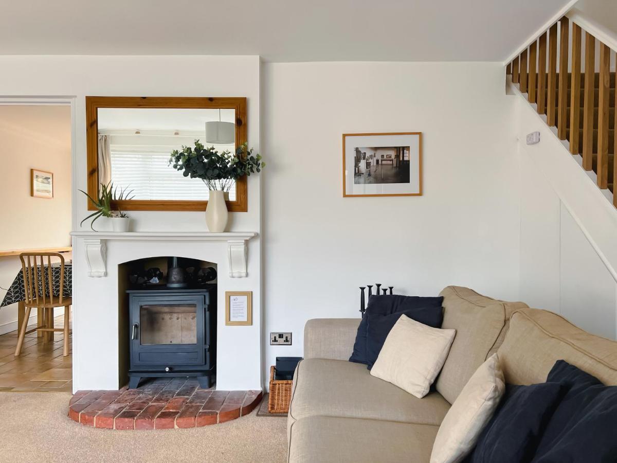 Вілла Bright & Cosy - Jacuzzi - Log Burner - King Beds Tangmere Екстер'єр фото