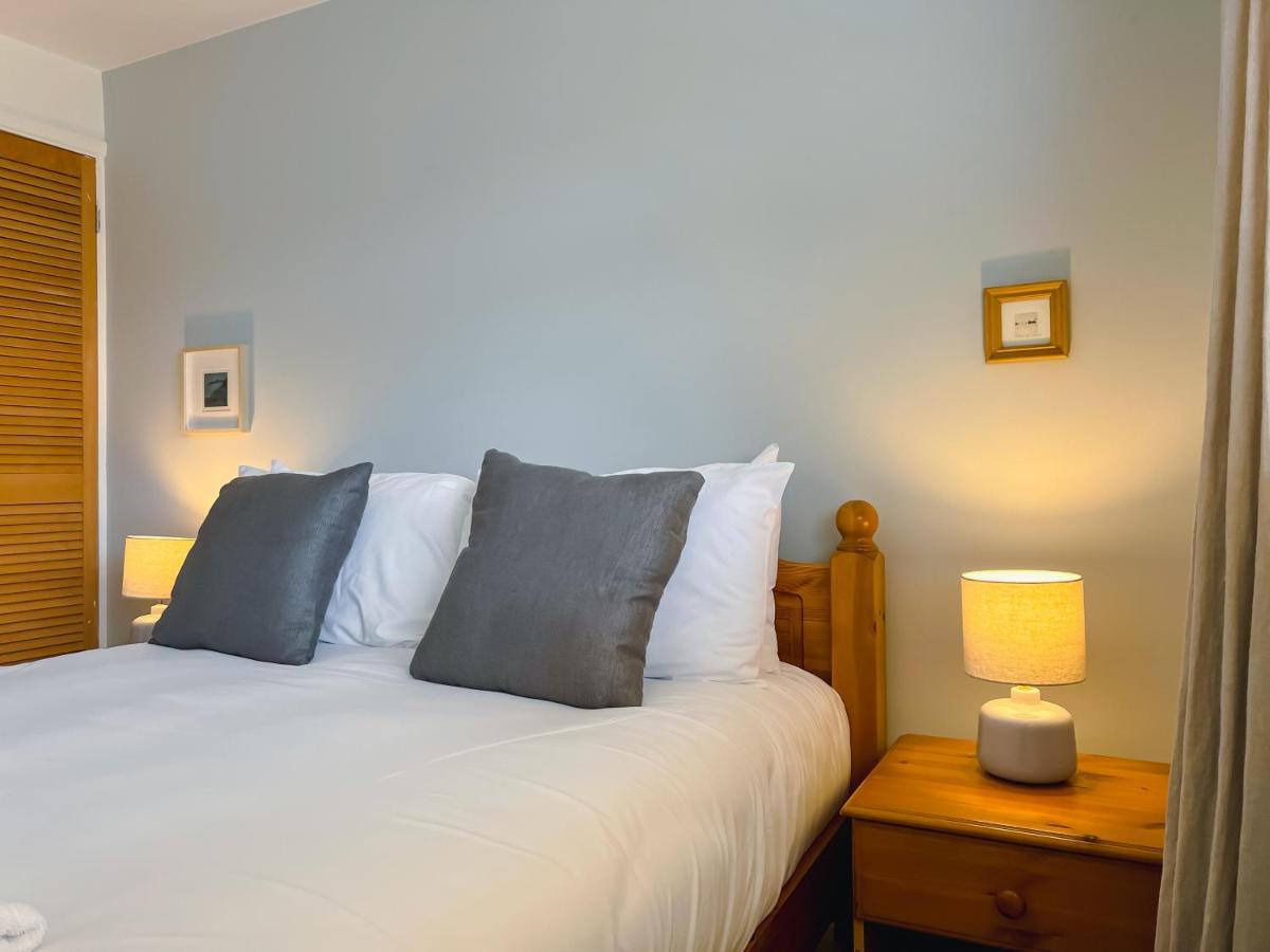 Вілла Bright & Cosy - Jacuzzi - Log Burner - King Beds Tangmere Екстер'єр фото